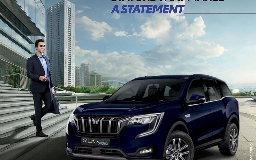 What are the operating hours of Mahindra showroom in Hyderabad?